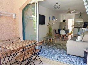 T2 rénové, climatisé au cœur de la Favière avec parking et terrasse/jardinet exposés Sud-Est. - FR-1-610-87